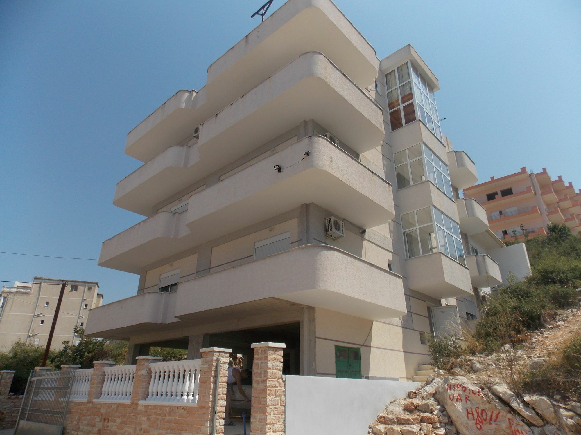 Apartments & Hotel Eleanna Саранда Экстерьер фото